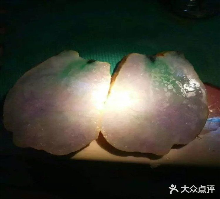 小伙子今年玩翡翠原石最牛，就一块木那原石一条手镯价值200万