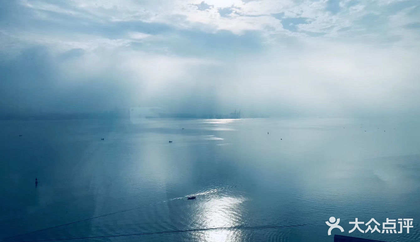 我们是观景房,很漂亮,起来就看见满窗户的海