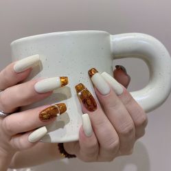 -花岐款式专研健康美甲沙龙
