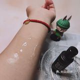 产品的精华水质地稍许粘稠，呈现透明透亮水润状态