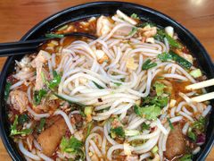 -鸿浩扒猪脚米线