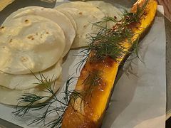 烟熏三文鱼配烤饺子皮和芥末籽酱-BOR Eatery(安福路店)