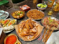 -何妹湿辣牛肉·粤式烧烤砂煲(桂雅路店)