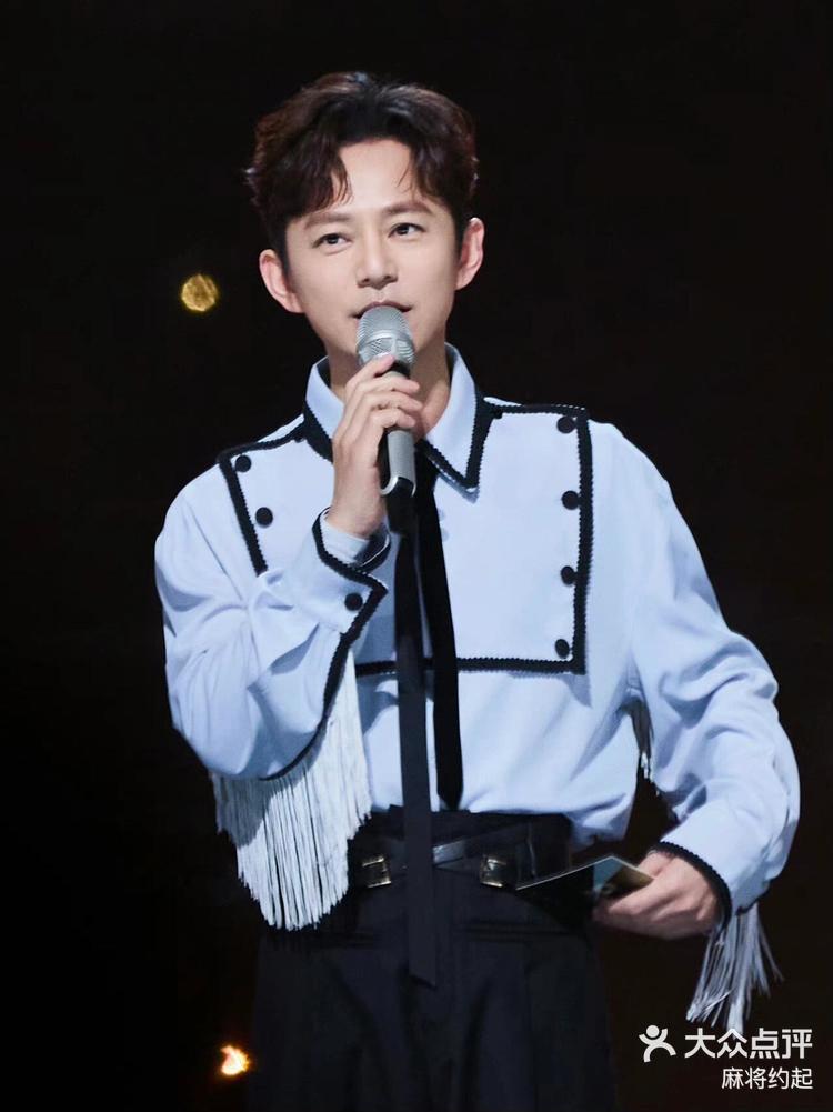 何炅老师驾驭舞台轻松点燃现场气氛