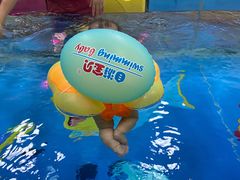 -蓝鲸奇亲子游泳俱乐部