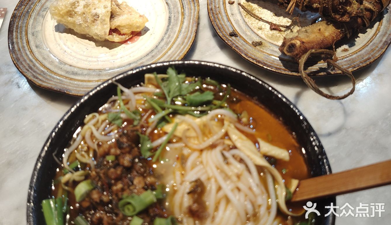 一份酸菜米线才18，很入味，米线软硬适宜