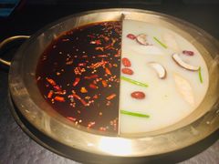 慢熬牛骨汤+牛油辣锅底-九鼎轩脆毛肚火锅(南京东路店)