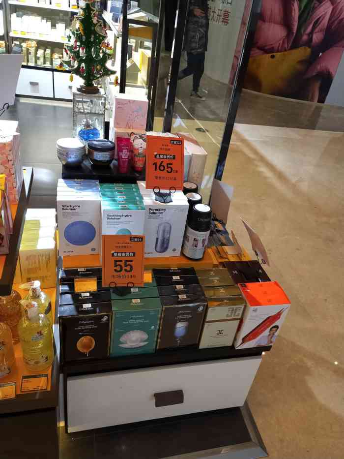 sn·suki全球爆款美妆(金地广场店)-"位于金地广场一楼中庭正中间,很