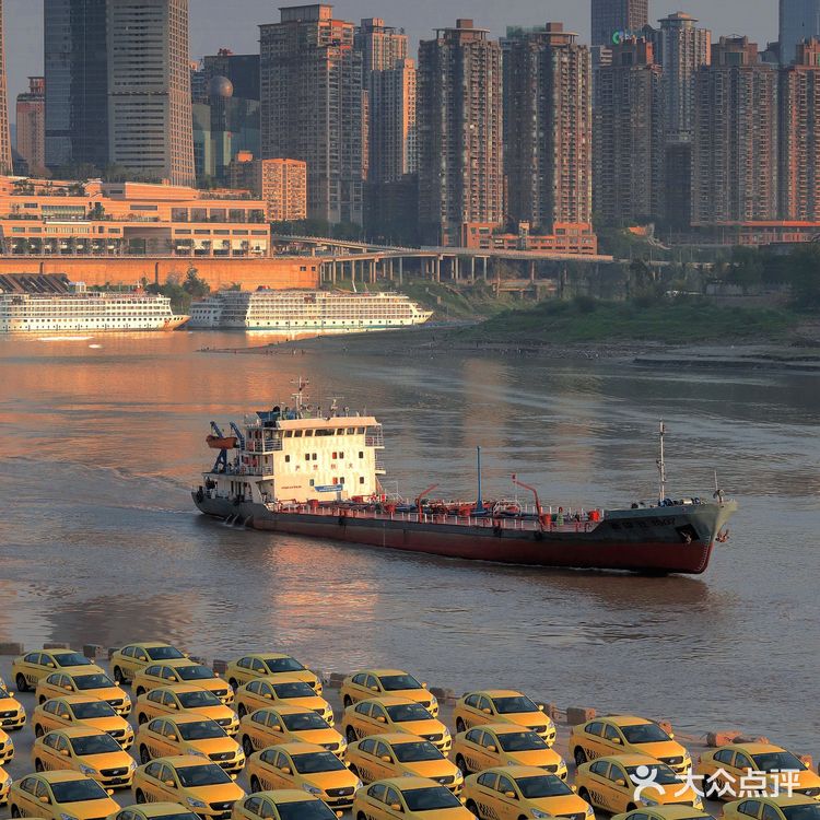 重庆限定拍照|当重庆黄色“法拉利”群映入落日余晖