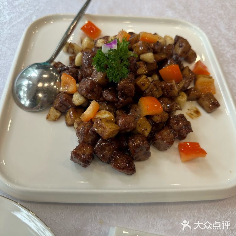 尤其是小乳鸽比某小汤要大，味儿更足。最最重要的是