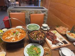 -老滇山寨•云南特色菜•地方菜•民族风情歌舞表演(金碧店)