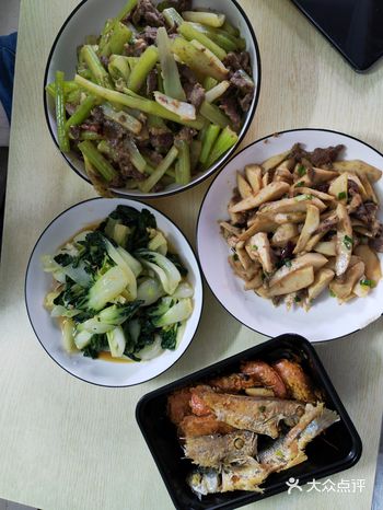 更新本周末做的家常菜  牛肉炒西芹 杏鲍菇炒牛肉