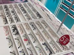 -英伦眼镜蔡司依视路折扣店(通州万达店)