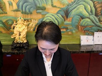 德洛莉丝白发生发养发馆