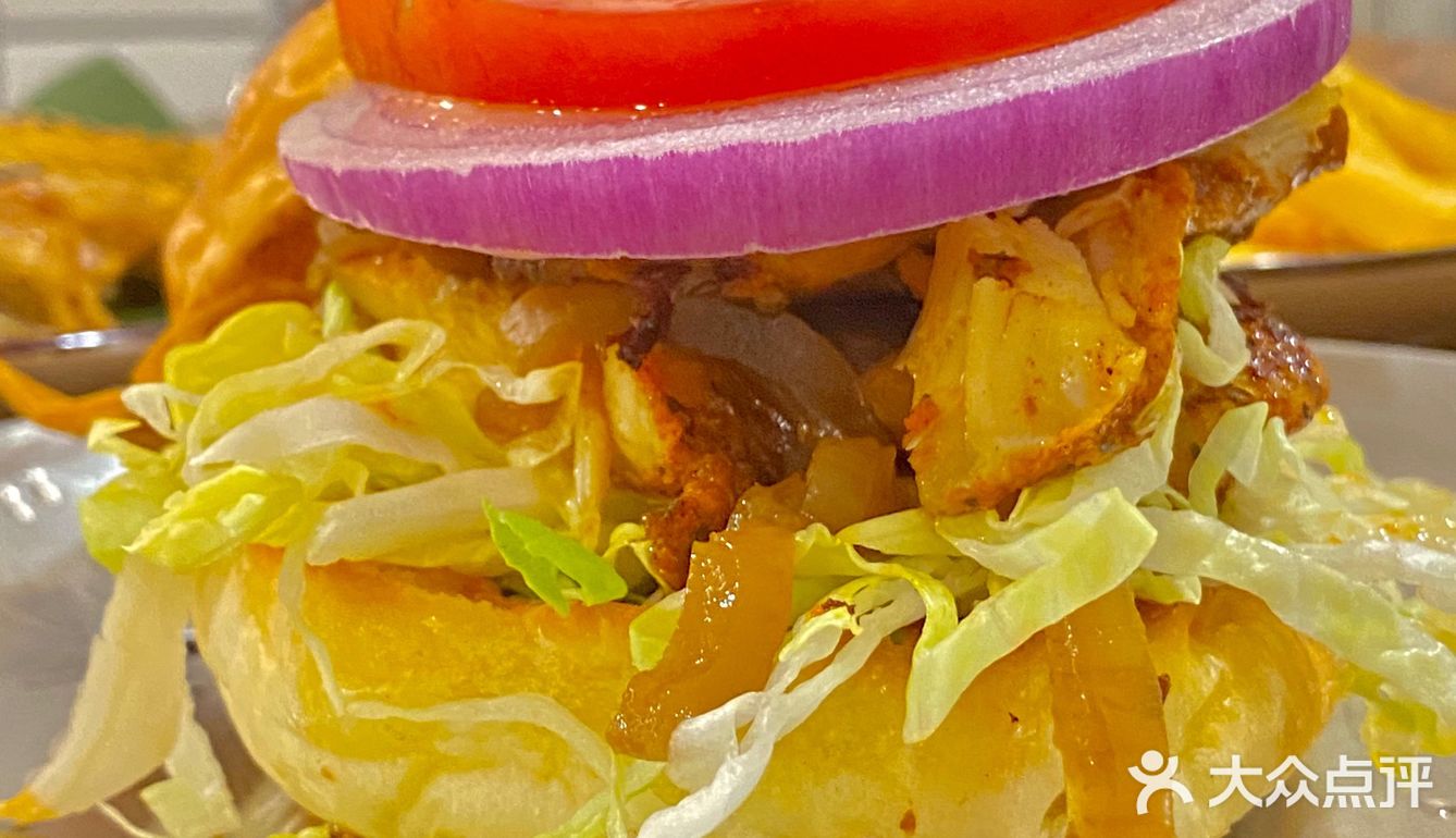 深夜肚子饿！？闺蜜带我吃汉堡 发现这家好吃的汉堡吧