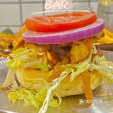 深夜肚子饿！？闺蜜带我吃汉堡 发现这家好吃的汉堡吧