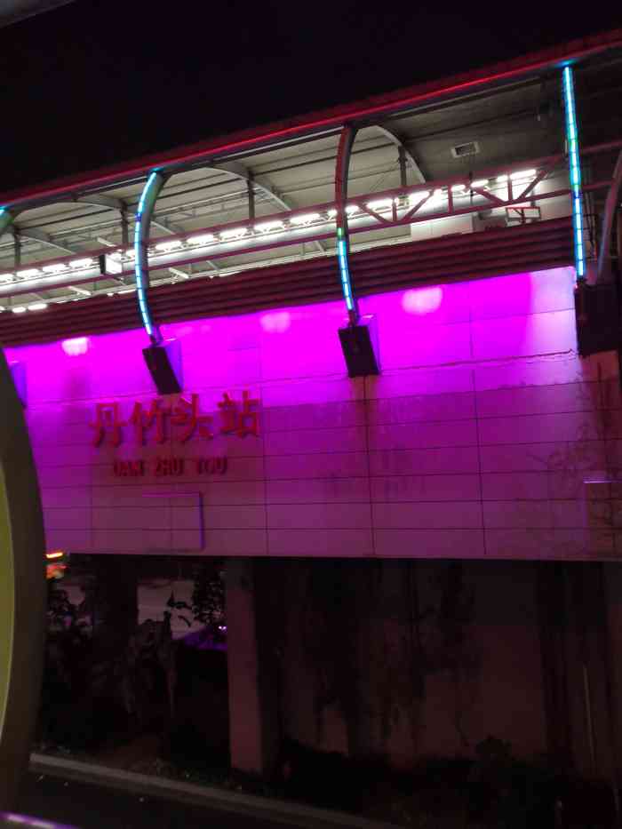 丹竹头地铁站有四个出口,b出口出来直通天桥进入东部星悦天地商场二