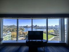 -百灵希尔顿逸林酒店大堂吧