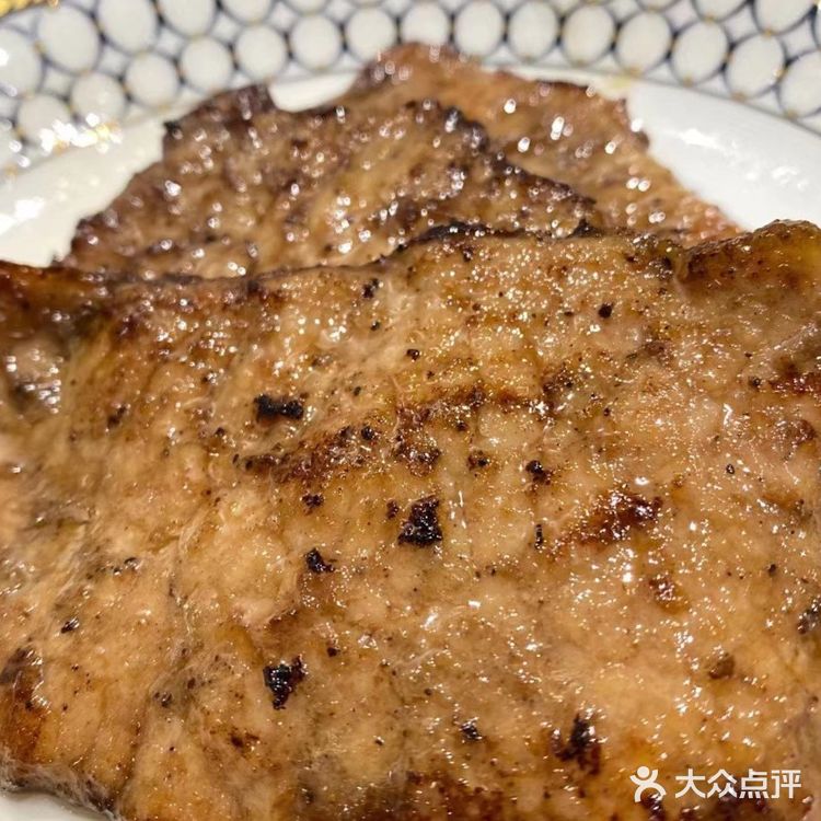 牛里脊切成薄片。用刀背或者肉锤拍散。 放红酒、蚝油、