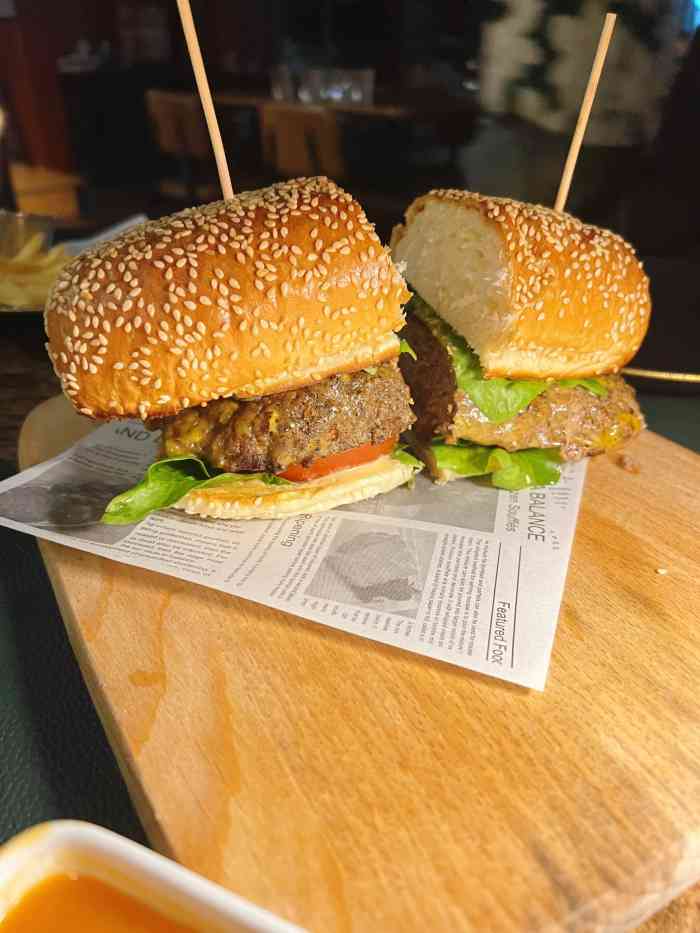 goldshire steak bar 闪金扒房-"坐落在新弄里星巴克旁边的小巷子里的