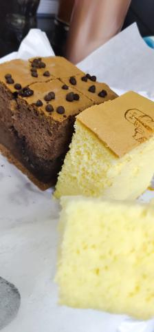 这一小块蛋糕十几块不算便宜了然而爆浆巧克力里面居然面糊都没有搅匀