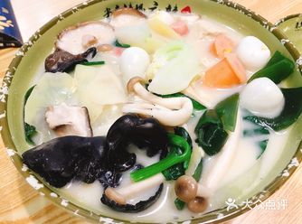 再放入食材猛火爆炒。麻辣香锅价格偏贵，人均至少50＋