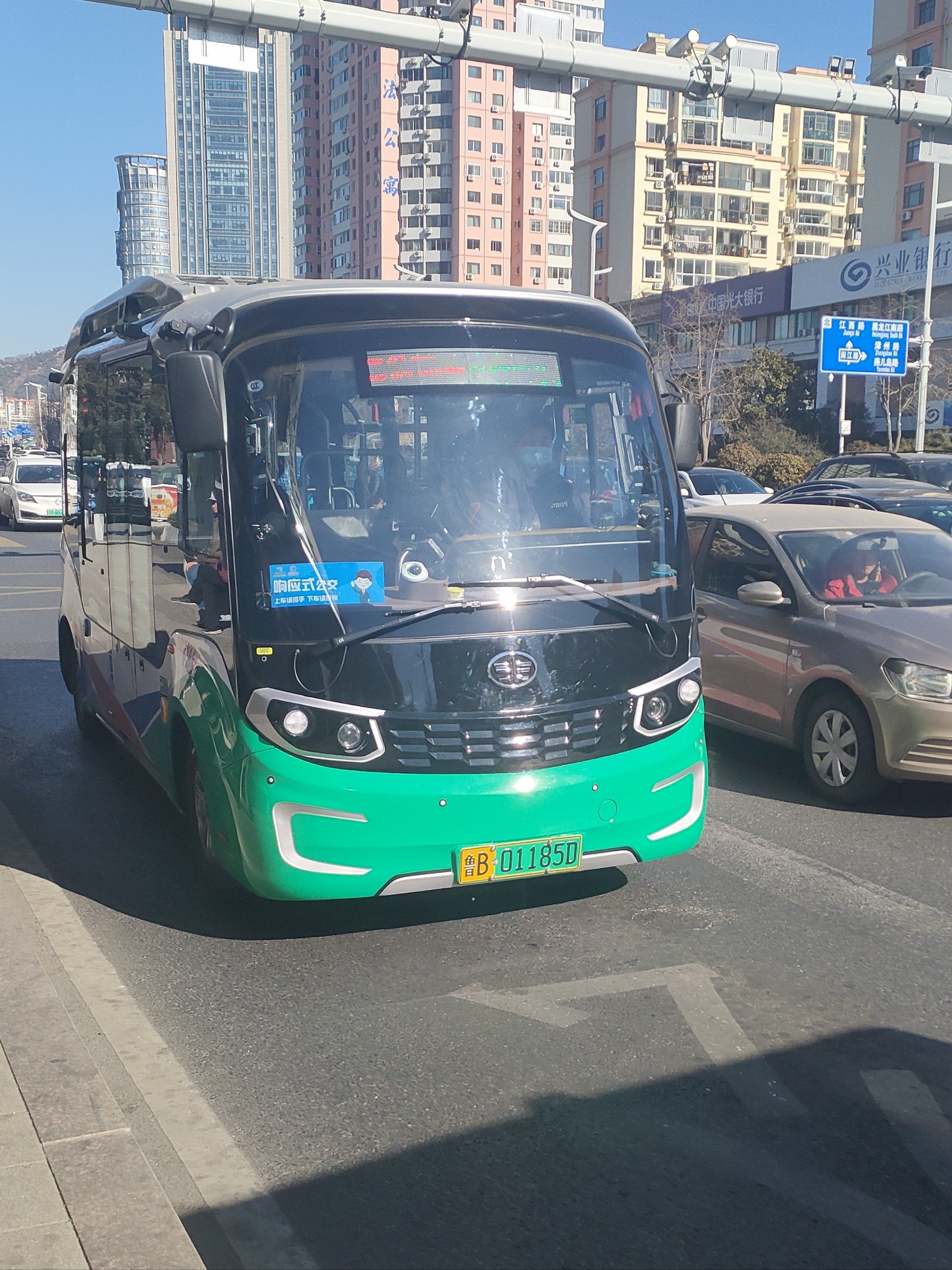 青岛还有这么可爱的mini巴士哈哈哈