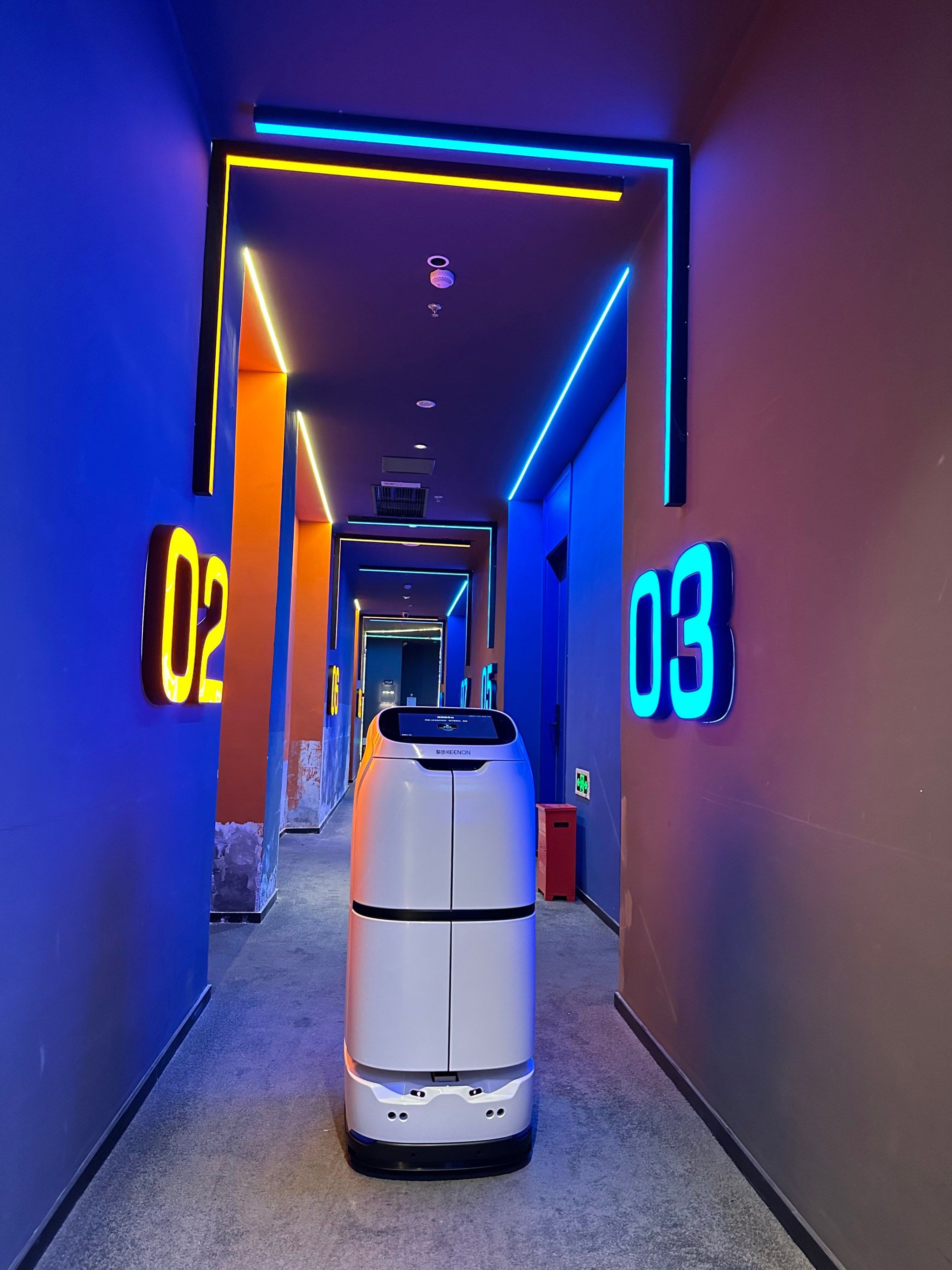 电竞酒店 酒店科技感满满,进房间的路途