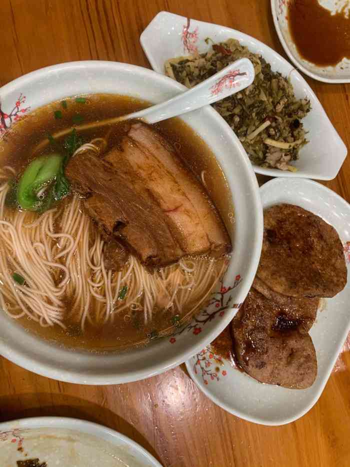 同茂兴面菜馆(春申店"在大润发的底楼,原来好像是卖车的地方,跟.