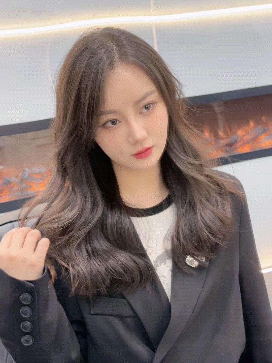 看腻了直发 可以有一些弧度更有气质