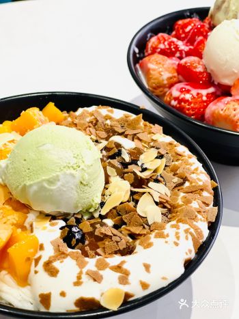 草莓绵绵冰越吃越上瘾！