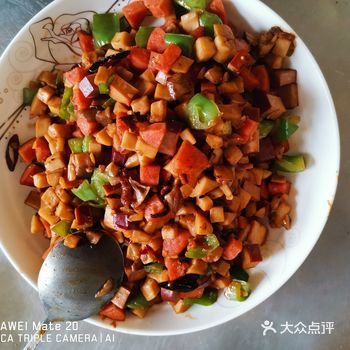 各种切丁丁的辣炒杏鲍菇，真是很下饭呢