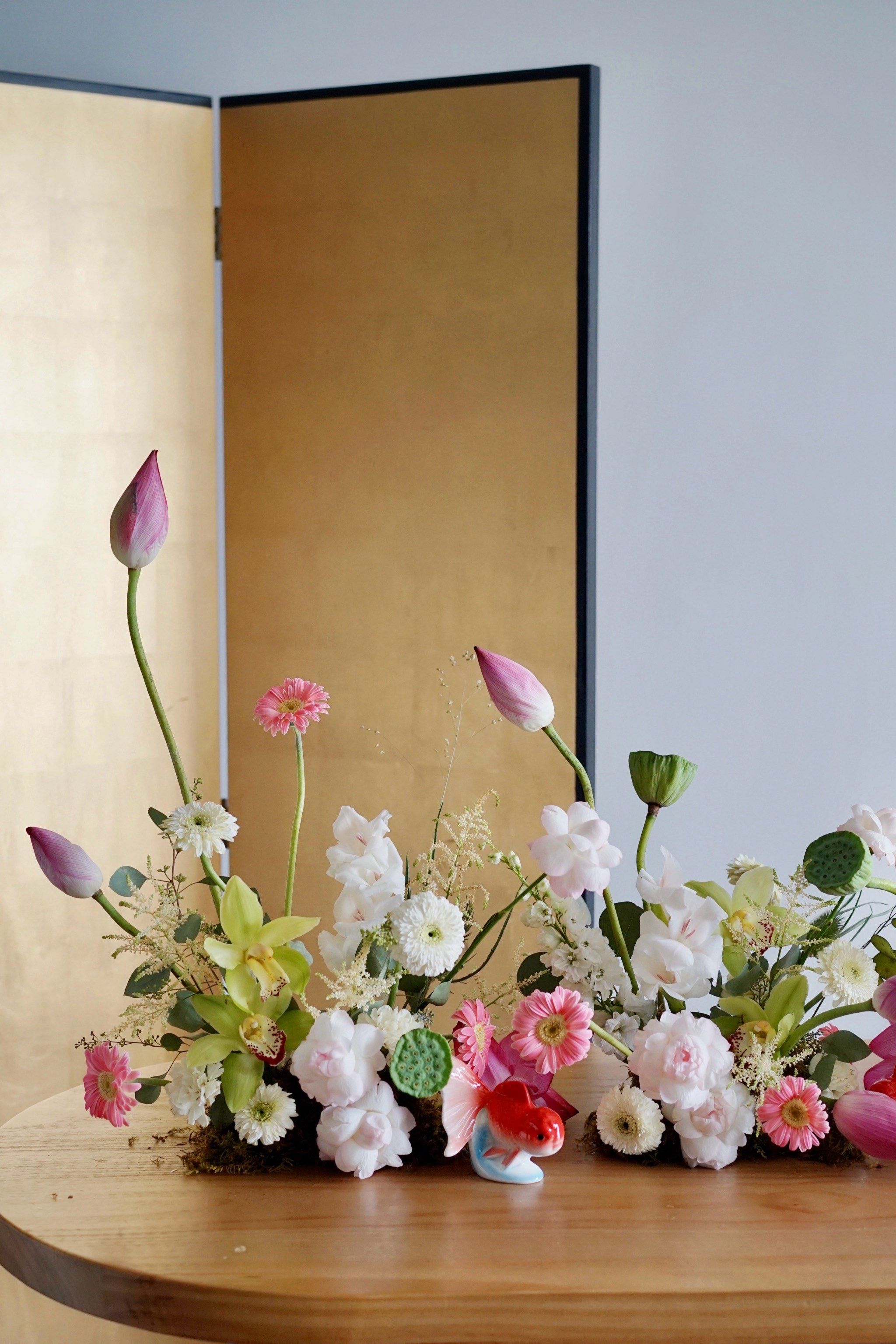 一组关于荷的桌花布置