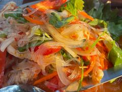 泰式虾鸡肉粉丝沙拉-卷心菜和避孕套餐厅(Pattaya)