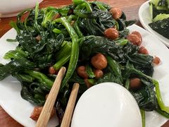 菠菜拌花生-宝瑞门钉肉饼店