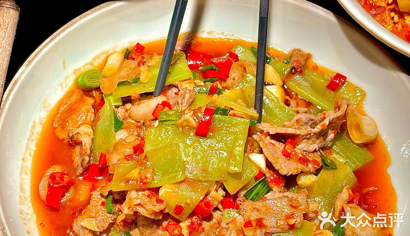 跟风吃这家湘西菜馆，排队1小时真值哭了