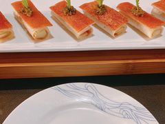 鱼子酱配脆皮烤乳猪-广州文华东方酒店·江-由辉师傅主理