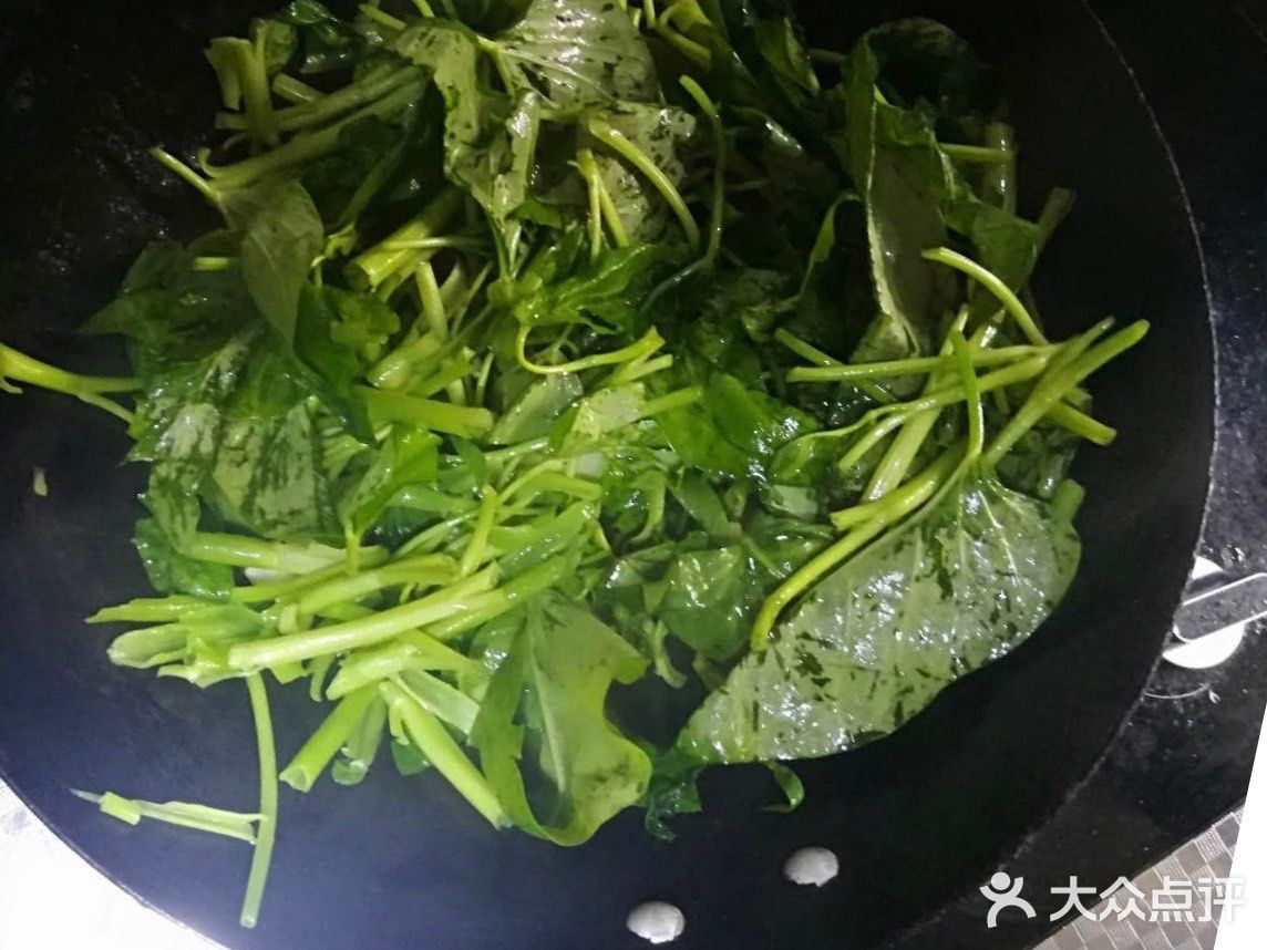 葱姜蒜 步骤:1.将空心菜摘成小段，去除老根
