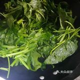葱姜蒜 步骤:1.将空心菜摘成小段，去除老根