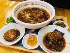 -呷佬·长沙手工米粉(金沙江路店)