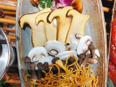 -老牌坊云南鱼豆花火锅(哈西万达店)