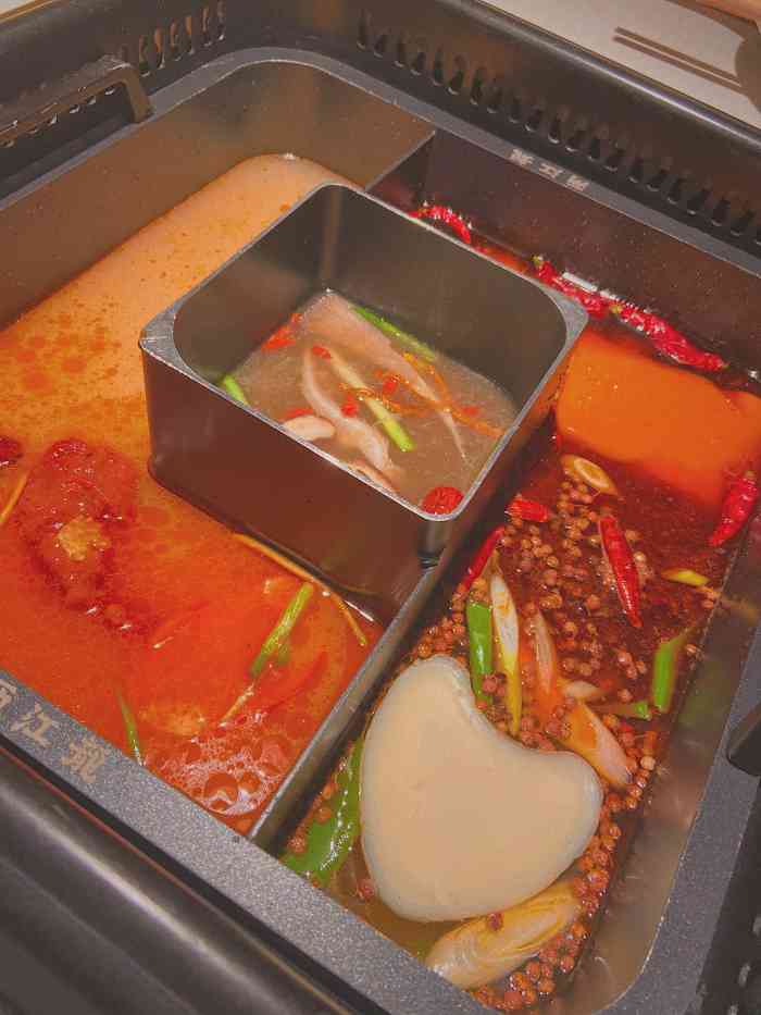 两江龙重庆火锅(万达店)-"中午去的,就我们一大桌坐后面,服务有点自.