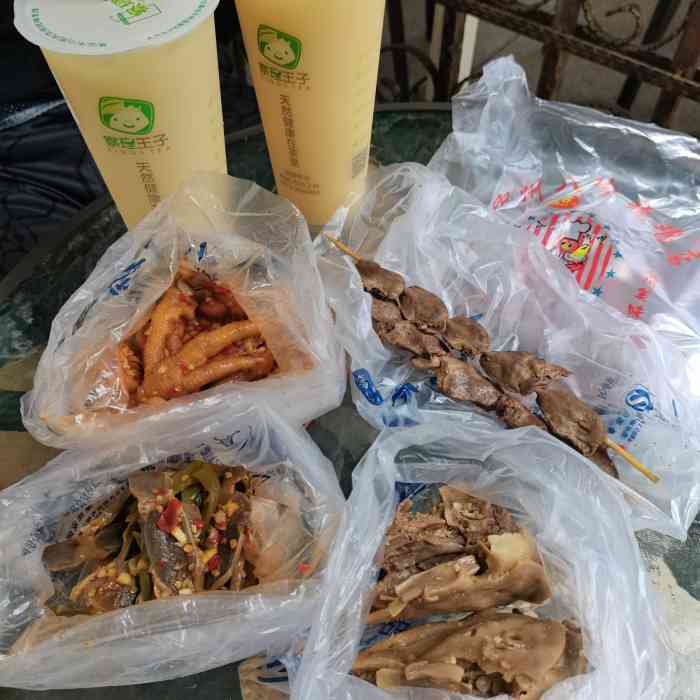 家吉加州八珍(印象城店)-"「酸辣鸡爪」蒜香味特别足,微酸微甜,辣味.