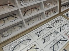 -美式眼镜·授权蔡司.依视路.尼康.豪雅.明月(南翔印象城店)