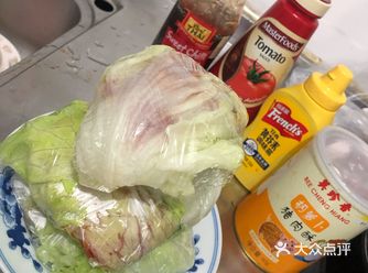 第一步，生菜准备外边的大片叶子 第二步，西红柿切片