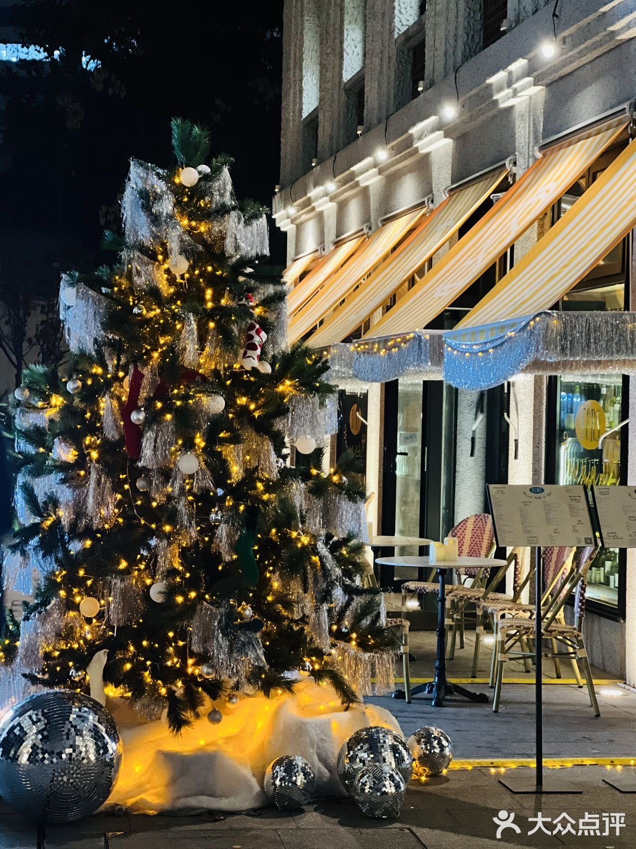 愚园路弄堂里必打卡的圣诞树🎄