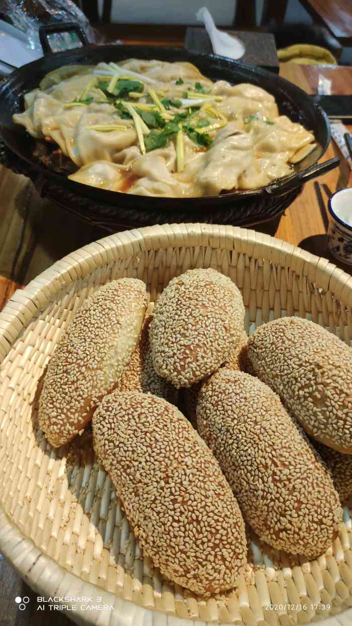 小烧饼土菜馆(华耀城店[薄荷]环境:环境很好,全部都是小方桌.