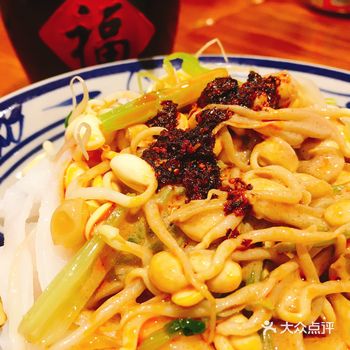 两边除了吃就是吃，当然