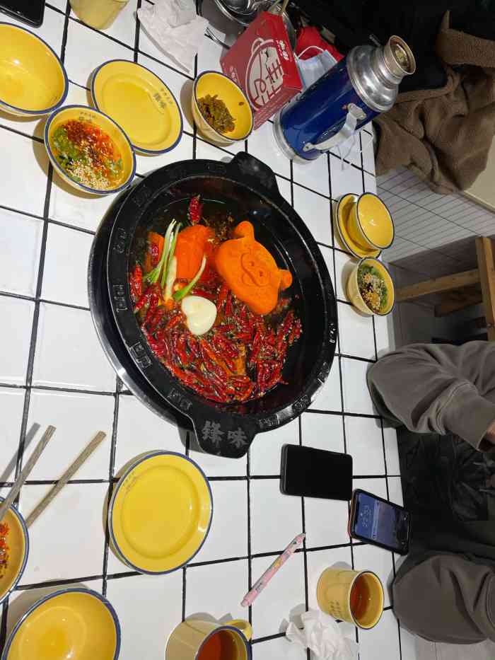 小锋哥·锋味市井火锅(中都店)-"[薄荷]环境:店面装修风格看上去还是