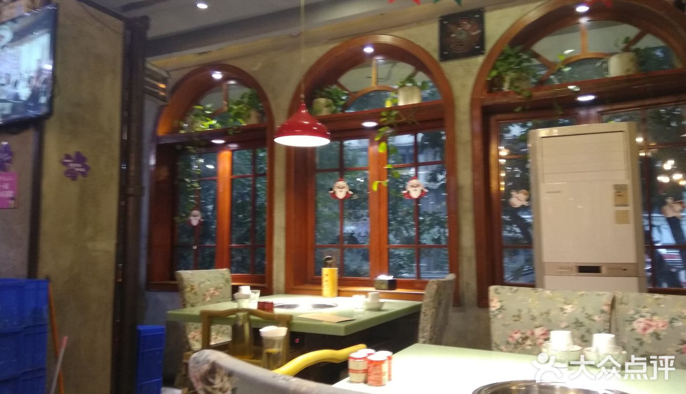 看环境，应该是喝咖啡的地吧，实际上是一个烫火锅的地儿